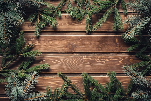 Cornice dal ramo di albero di Natale su legno vecchio