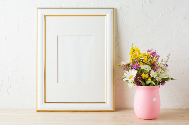 Cornice decorata in oro con fiori di campo in vaso rosa