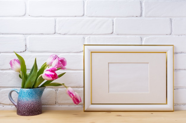 Cornice decorata in oro con tulipani magenta