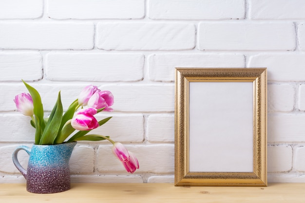 Cornice decorata in oro con tulipani rosa magenta