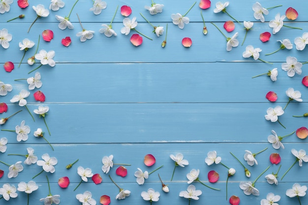 Cornice decorativa di fiori di ciliegio bianchi e petali rossi