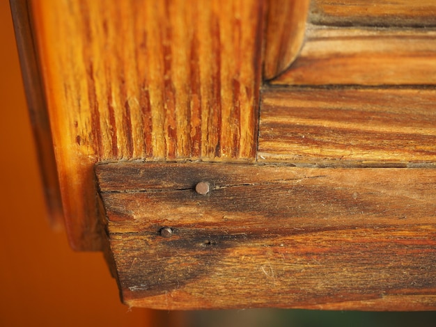 Cornice della finestra in legno marrone