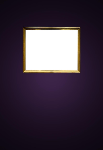 Cornice della galleria della fiera d'arte antica sulla parete viola reale alla casa d'aste o al modello vuoto della mostra del museo con copyspace bianco vuoto per la grafica di design mockup