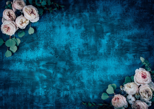 Cornice di bellissimi fiori con rose su sfondo blu