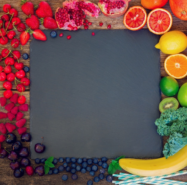 Cornice di cibo estivo di frutta fresca e bacche