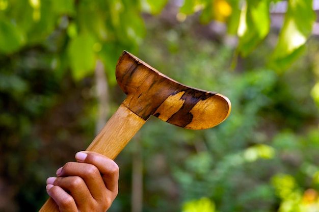 Cornice di coltello cerimoniale Keris Kris con fodero asimmetrico per pugnale proveniente dall'isola di Giava in Indonesia