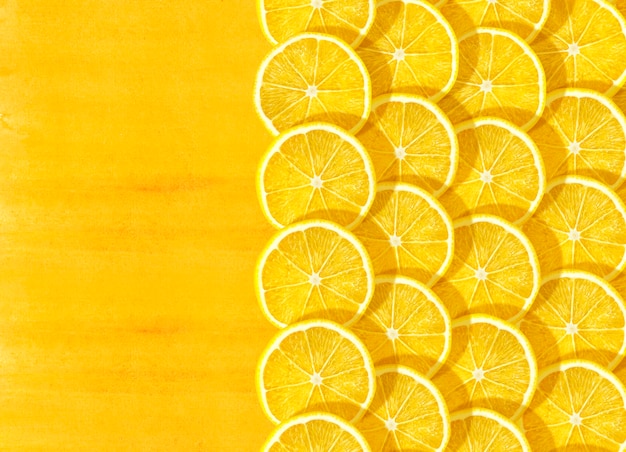 cornice di fetta di limone sul tavolo
