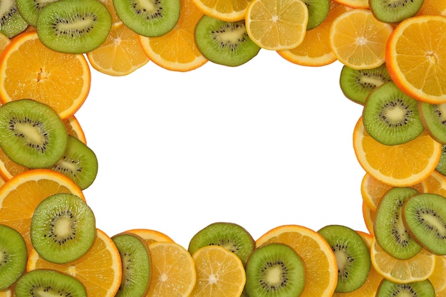 Cornice di fette di arancia, limone e kiwi su un bianco