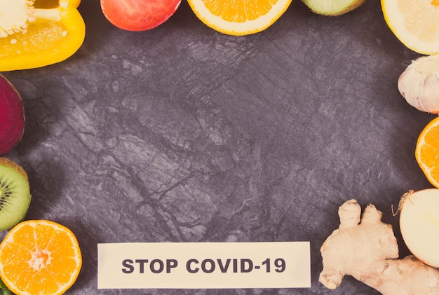 Cornice di frutta con verdura Fonte vitamine e minerali Rafforzamento immunitario naturale in tempi di Covid19 Posto per il testo