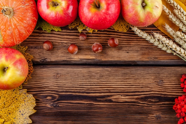 Cornice di frutta sul tavolo di legno