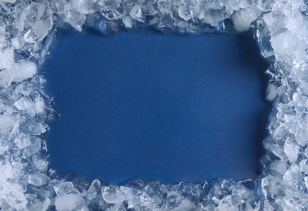Cornice di ghiaccio tritato su sfondo blu vista dall'alto Spazio per il testo