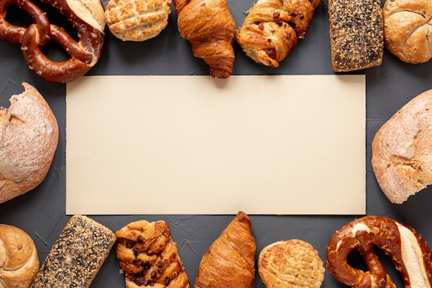 Cornice di pane e cornetti con spazio di copia