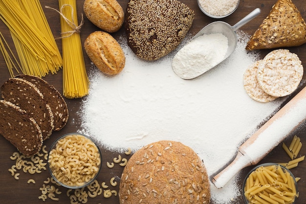 Cornice di pane sano, focacce e pasta. Prodotti senza glutine, copia spazio, vista dall'alto