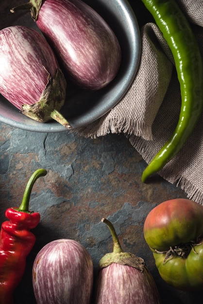 Cornice di peperoncino rosso e verde pomodoro e melanzana