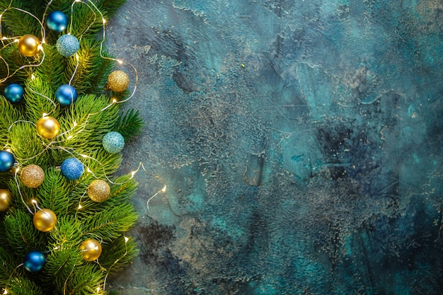 Cornice di vacanze di Natale con decorazioni festive blu e palline d'oro sul vecchio blu. Natale con copia spazio