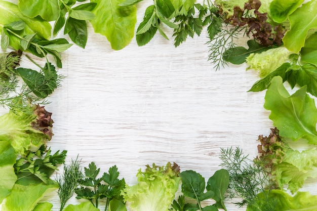 cornice di verdure su fondo in legno,