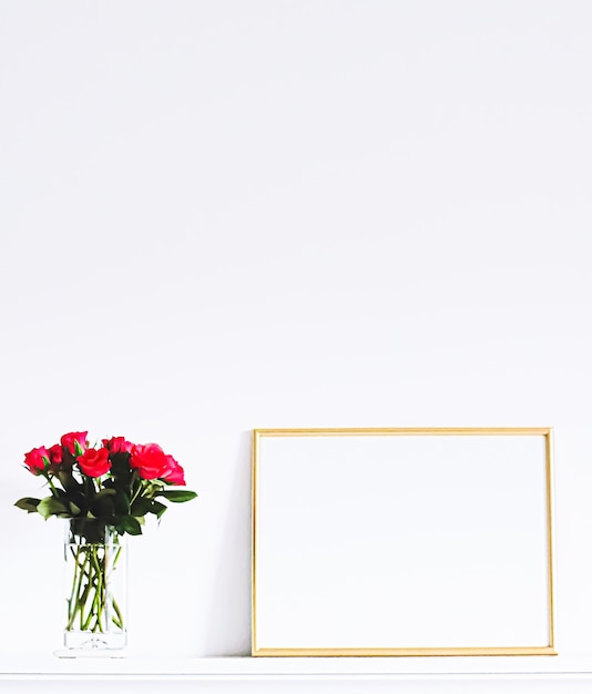 Cornice dorata su mobili bianchi, arredamento e design per la casa di lusso per la stampa di poster mockup e vetrina del negozio online di arte stampabile