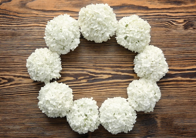 Cornice fatta di bellissimi fiori che sbocciano su fondo di legno