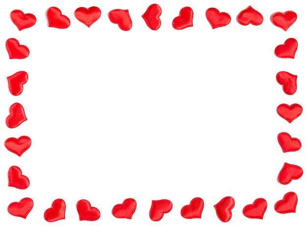 Cornice fatta di cuori rossi isolati su sfondo bianco, concetto di San Valentino.
