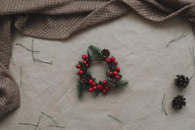 Cornice fatta di pigne e decorazioni natalizie su uno sfondo di carta artigianale natale inverno nuovo ...