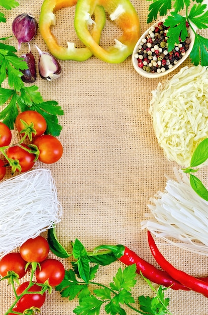 Cornice fatta di spaghetti di riso, verdure e aglio su sacchi