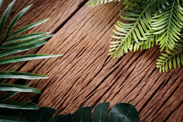 cornice foglia verde tropicale con pavimento in legno vecchio struttura