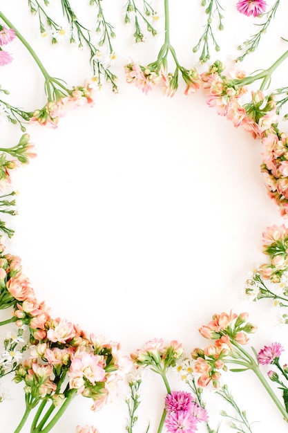 Cornice ghirlanda fatta di fiori di campo