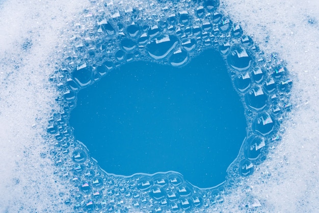 Cornice in bolla di schiuma detergente. Vista dall'alto
