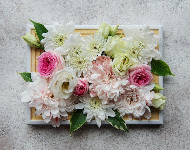 Cornice in legno decorata con fiori rosa e bianchi