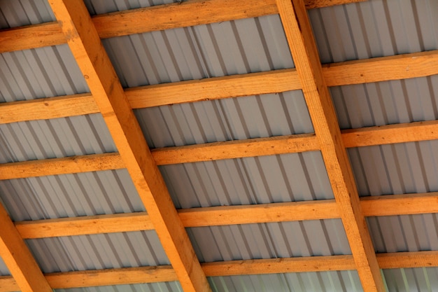Cornice in legno di nuovo tetto dall'interno. Quadro di costruzione.