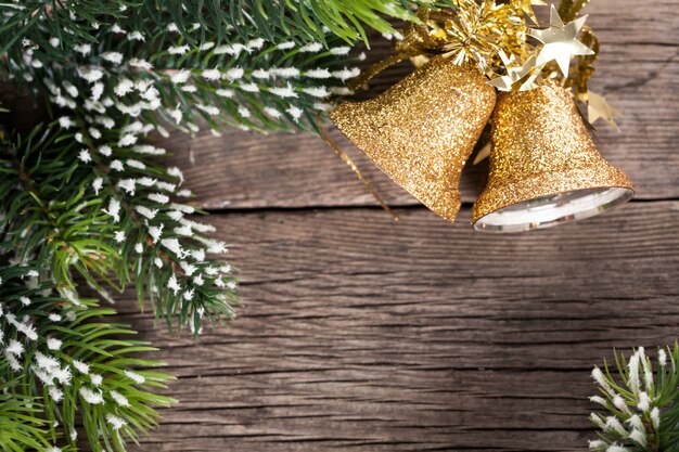 Cornice in legno in un ramo di albero di Natale con decorazioni