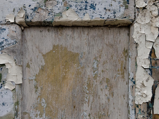 Cornice in legno molto vecchia con residui di vernice