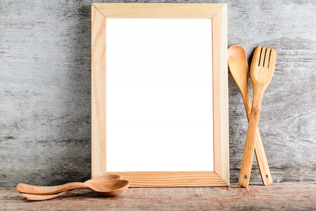 Cornice in legno vuota e accessori da cucina