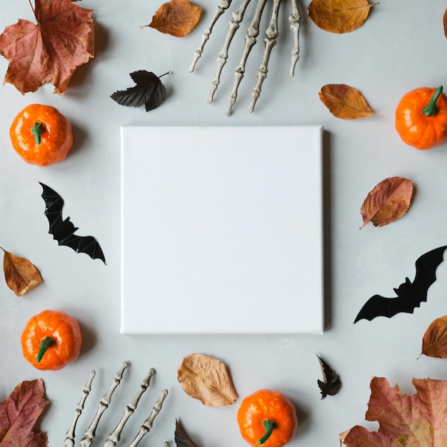 Cornice in tela bianca e decorazione di Halloween Mockup poster