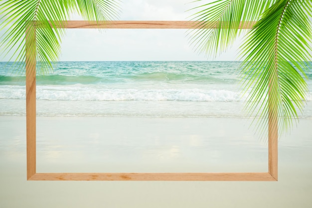 Cornice mockup bordo bianco sulla spiaggia di sabbia alla costa con sfocatura blu mare bokeh e cielo blu sulla carta di sfondo giorno o poster per turismo relax vacanza viaggio tropicale natura oceano vacanze estive concetto