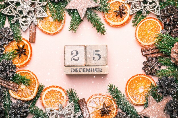 Cornice natalizia naturale di arance secche Fette e decorazioni. Calendario 25 dicembre. Tonalità vintage.