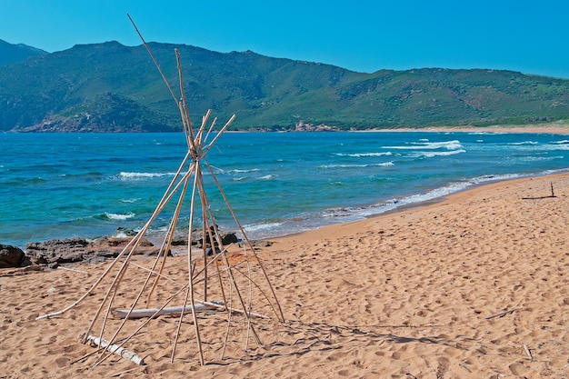 Cornice per falò realizzata con canne in Sardegna