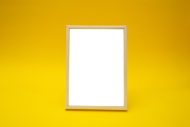 Cornice per foto bianca su sfondo giallo