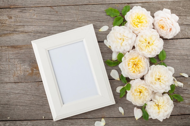 Cornice per foto in bianco e rose bianche