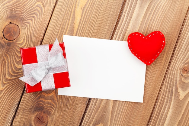 Cornice per foto o biglietto di auguri con confezione regalo e cuore giocattolo