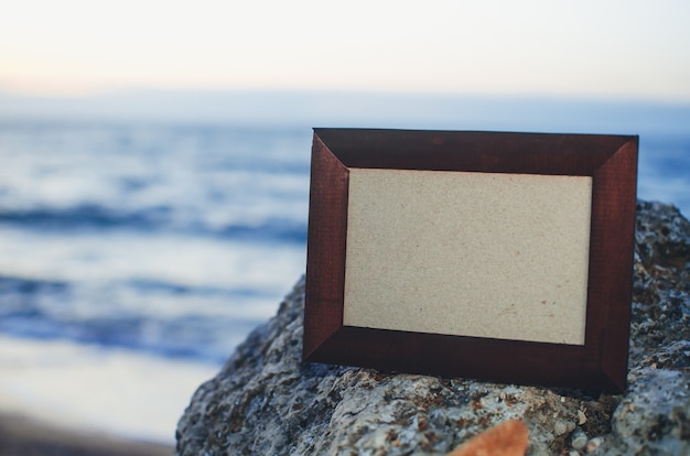 Cornice per foto sul paesaggio al tramonto sull'oceano