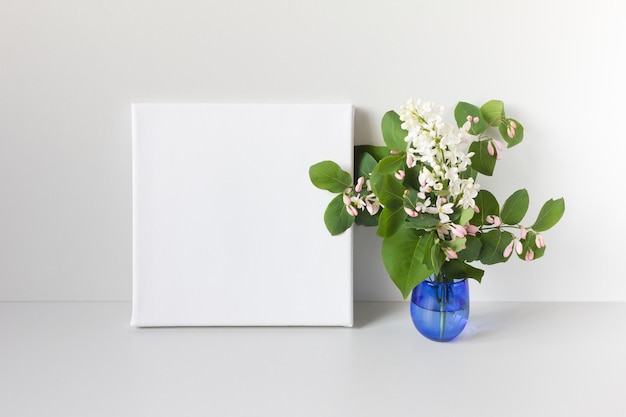 Cornice poster mockup e bouquet di fiori primaverili