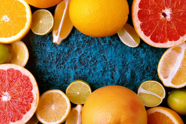 Cornice raccolta agrumi, sfondo di cibo (arance, limoni, limette e pompelmo) frutta fresca