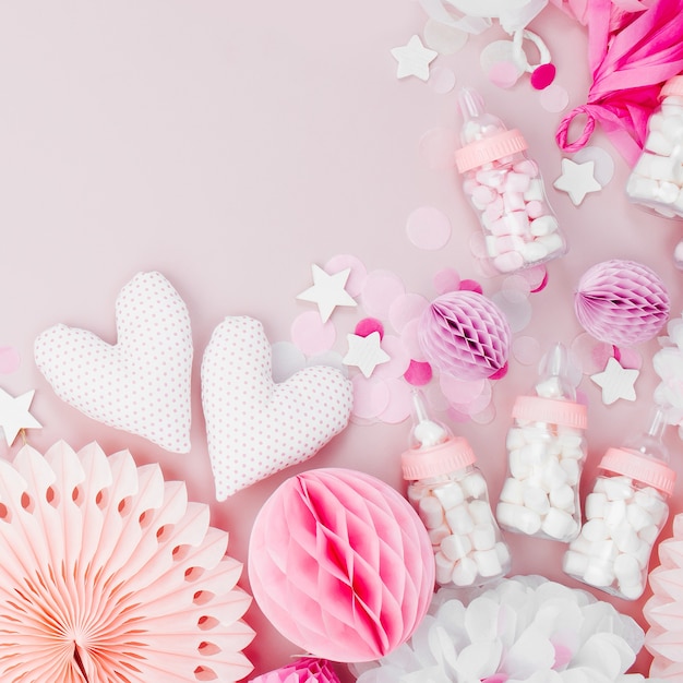 Cornice realizzata con Decorazioni in Carta Rosa e Bianca per Baby shower party. È una ragazza. Disposizione piatta, vista dall'alto