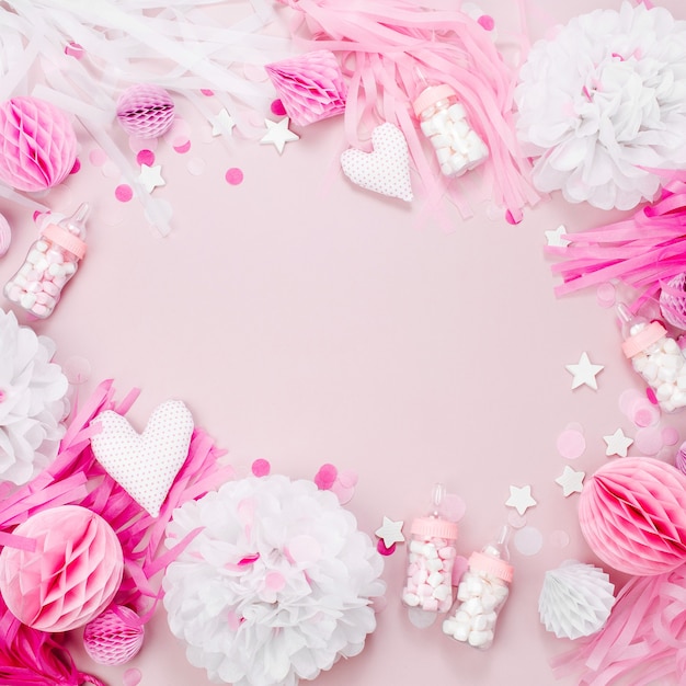 Cornice realizzata con Decorazioni in Carta Rosa e Bianca per Baby shower party. È una ragazza. Disposizione piatta, vista dall'alto