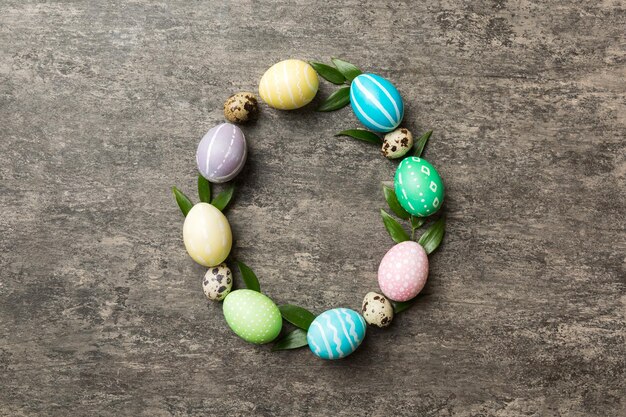 Cornice rotonda Multi colori Uova di Pasqua su sfondo colorato Colore pastello Uova di Pasqua Concetto di vacanza con spazio vuoto per il tuo design