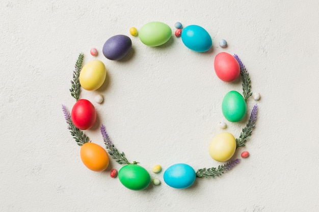 Cornice rotonda Multi colori Uova di Pasqua su sfondo colorato Colore pastello Uova di Pasqua Concetto di vacanza con spazio vuoto per il tuo design