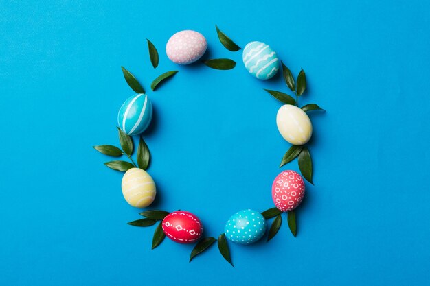 Cornice rotonda Multi colori Uova di Pasqua su sfondo colorato Colore pastello Uova di Pasqua Concetto di vacanza con spazio vuoto per il tuo design