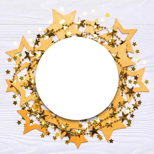 Cornice rotonda vuota piatta di grandi e piccole stelle di coriandoli