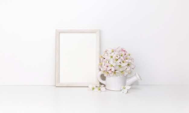 Cornice verticale in legno bianco con fiori